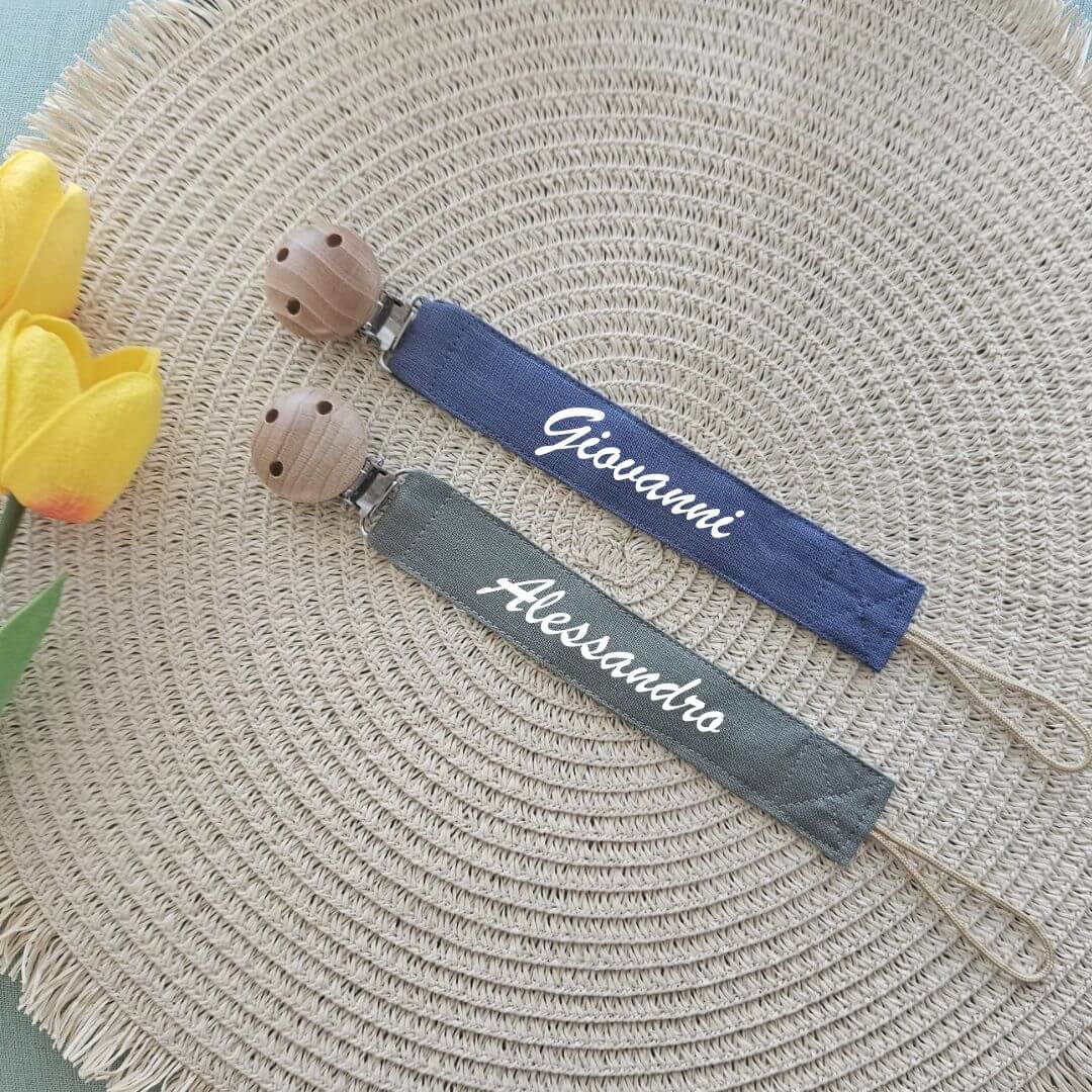 Scopri le nostre catenelle portaciuccio personalizzate col nome del tu piccolo. Presenti in molte colorazioni e perfette per i primi mesi del tuo bambino.