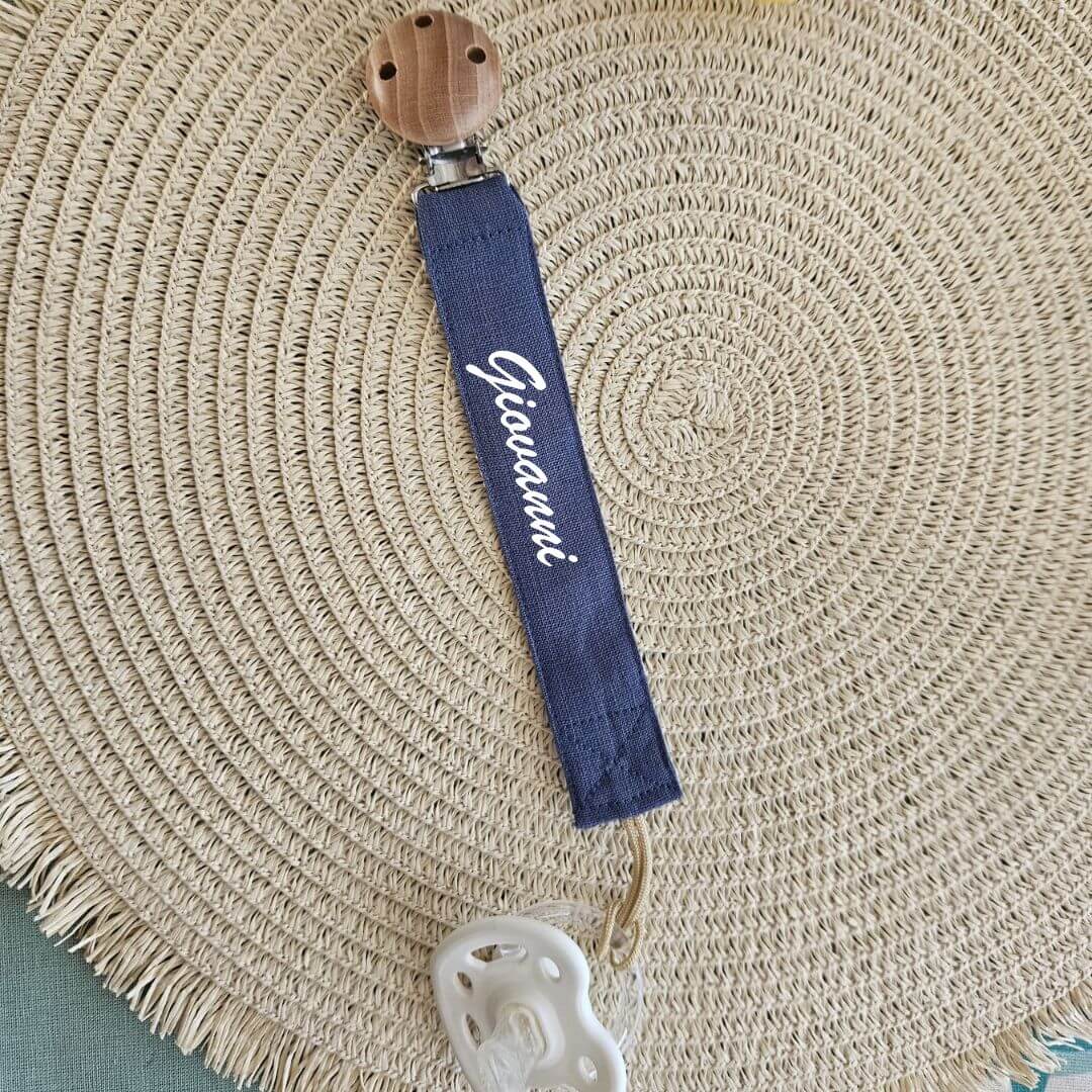 Scopri le nostre catenelle portaciuccio personalizzate col nome del tuo piccolo. Presenti in molte colorazioni e perfette per i primi mesi del tuo bambino.
