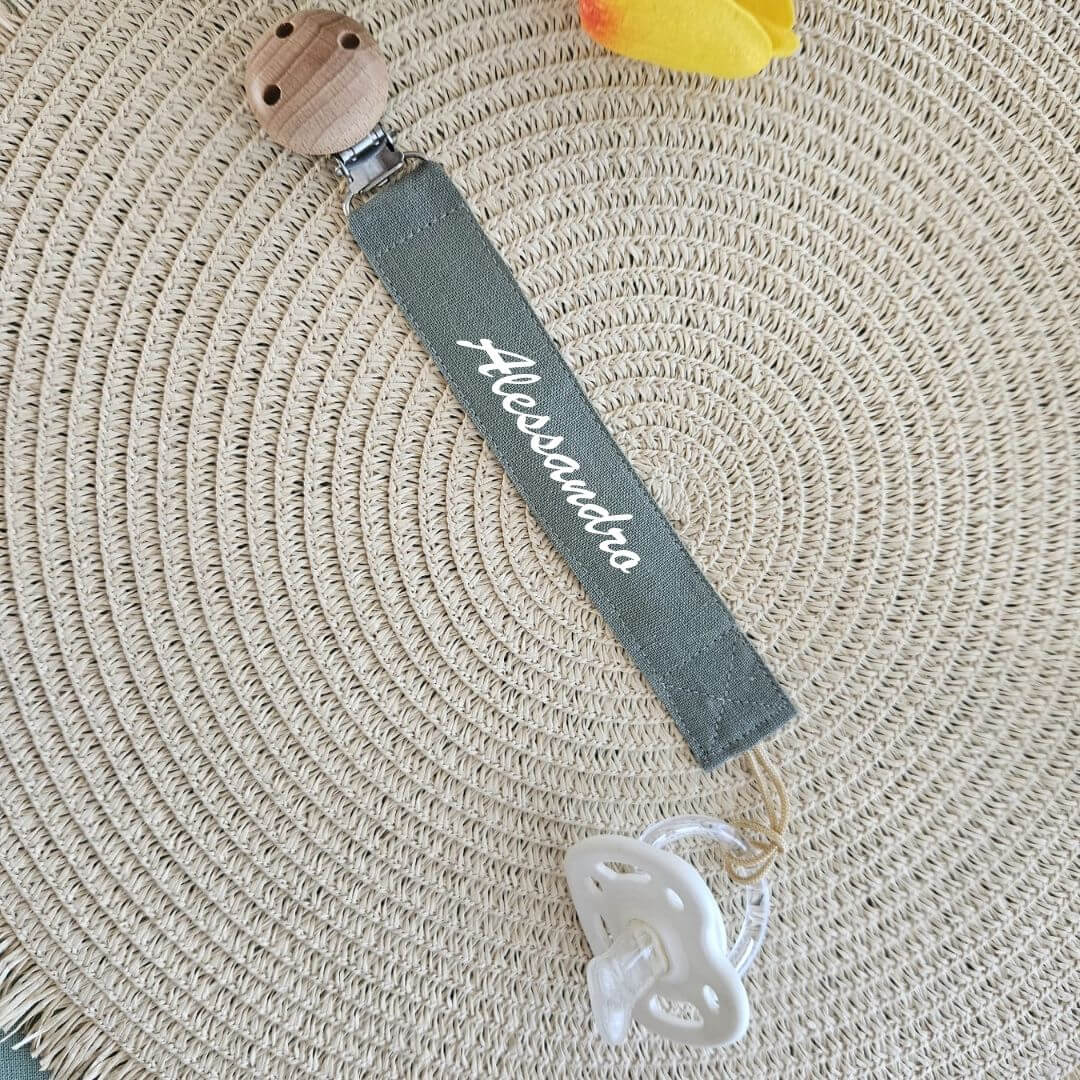 Scopri le nostre catenelle portaciuccio personalizzate col nome del tuo piccolo. Presenti in molte colorazioni e perfette per i primi mesi del tuo bambino.