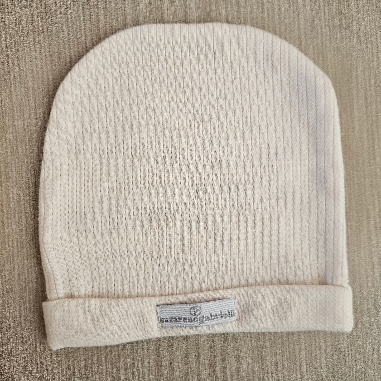 scopri i nostri set nascita con copertina, cappellino e copertina. Vestire il tuo piccolo non è stato mai così facile.