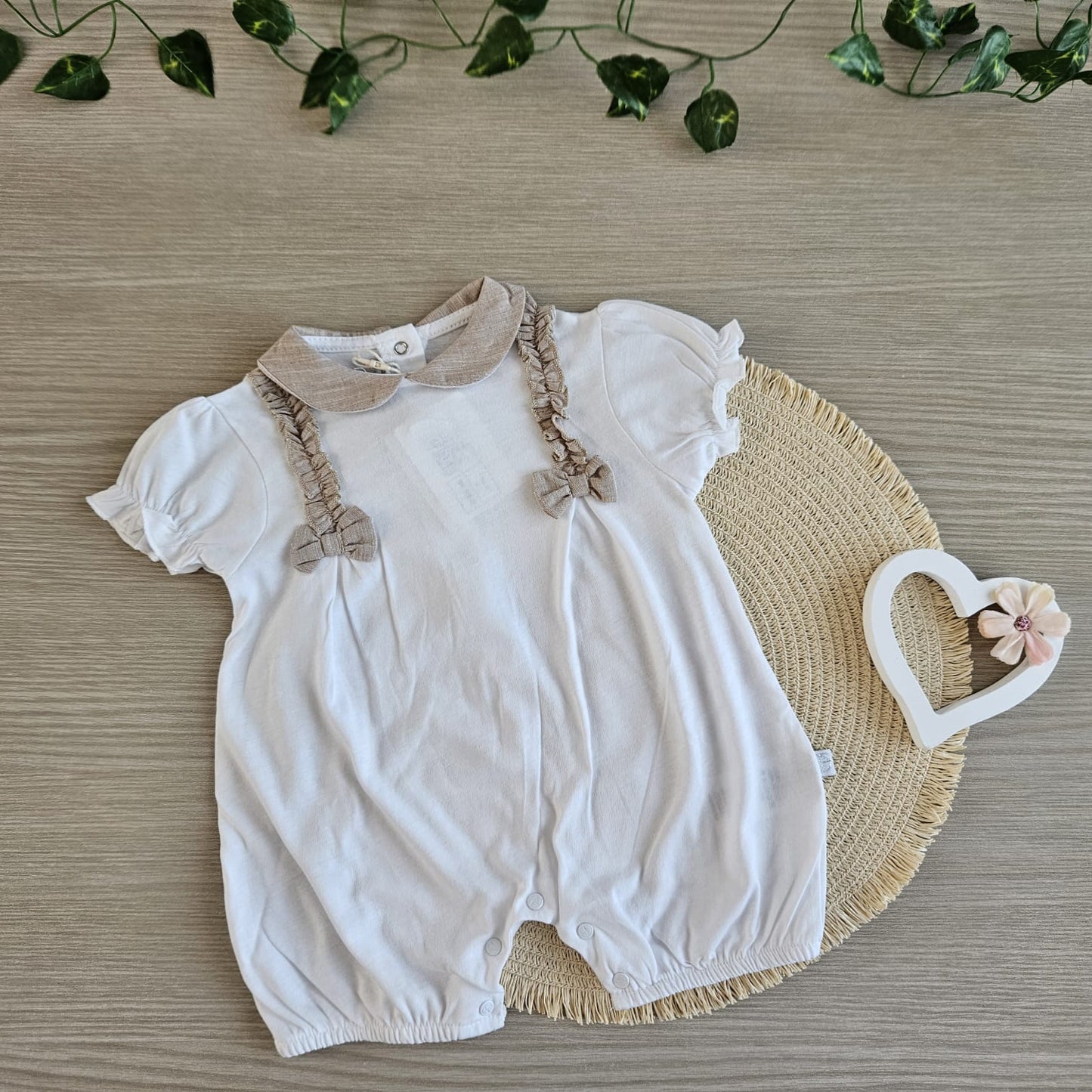 Scopri la nostra collezione di pagliaccetti per neonati.. Tutto in sconto ancora per poco!