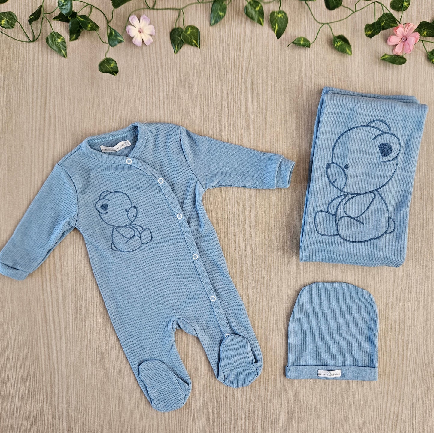 scopri i nostri set nascita con copertina, cappellino e copertina. Vestire il tuo piccolo non è stato mai così facile.