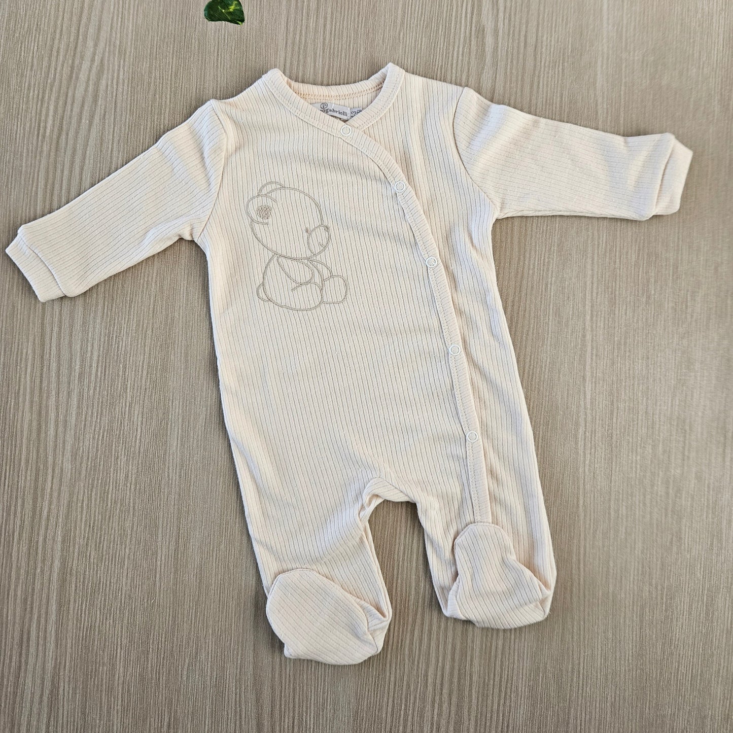 scopri i nostri set nascita con copertina, cappellino e copertina. Vestire il tuo piccolo non è stato mai così facile.