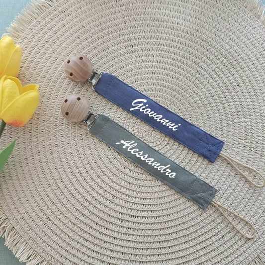 Scopri le  nostre catenelle portaciuccio personalizzate col nome del tu piccolo. Presenti in molte colorazioni e perfette per i primi mesi del tuo bambino.