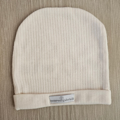 scopri i nostri set nascita con copertina, cappellino e copertina. Vestire il tuo piccolo non è stato mai così facile.