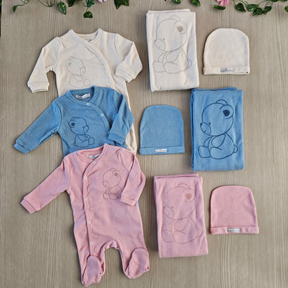 scopri i nostri set nascita con copertina, cappellino e copertina. Vestire il tuo piccolo non è stato mai così facile.