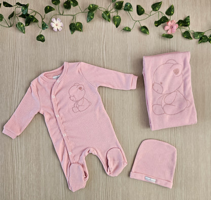 scopri i nostri set nascita con copertina, cappellino e copertina. Vestire il tuo piccolo non è stato mai così facile.