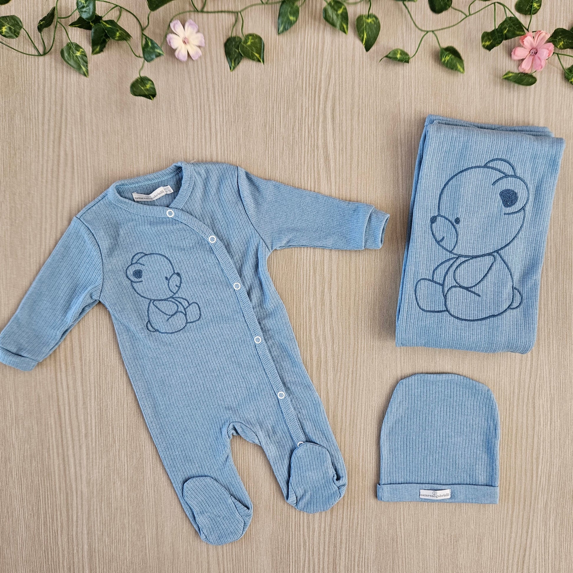scopri i nostri set nascita con copertina, cappellino e copertina. Vestire il tuo piccolo non è stato mai così facile.