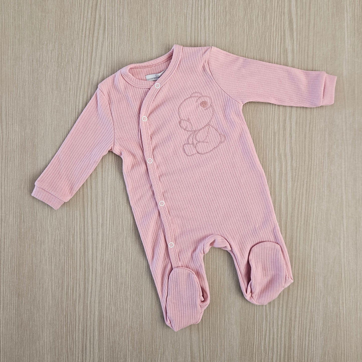 scopri i nostri set nascita con copertina, cappellino e copertina. Vestire il tuo piccolo non è stato mai così facile.