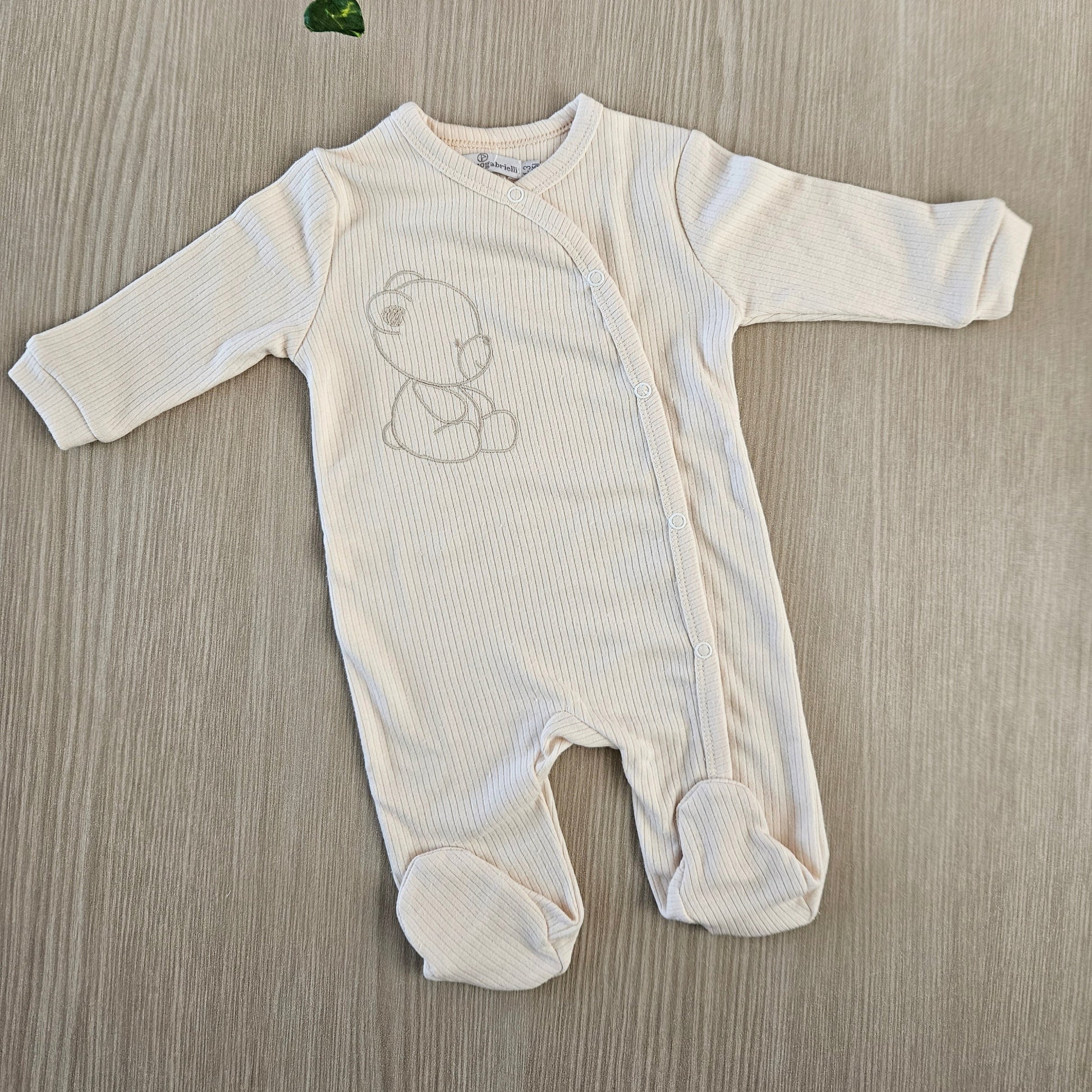scopri i nostri set nascita con copertina, cappellino e copertina. Vestire il tuo piccolo non è stato mai così facile.