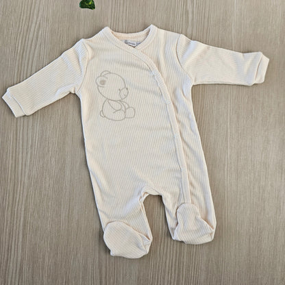 scopri i nostri set nascita con copertina, cappellino e copertina. Vestire il tuo piccolo non è stato mai così facile.